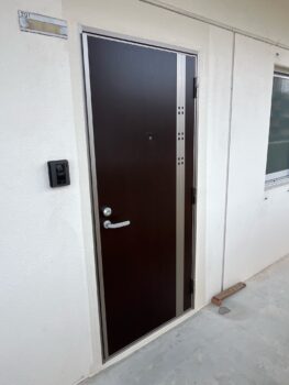 【アパート玄関ドア取替工事(3方枠込み)】沖縄県嘉手納町　S様