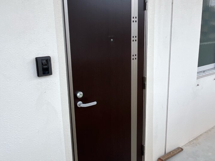 【アパート玄関ドア取替工事(3方枠込み)】沖縄県嘉手納町　S様